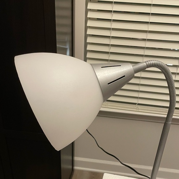 EUC Small Flexible Gooseneck Table Lamp for home or Office on/off switch on base - Picture 5 of 13